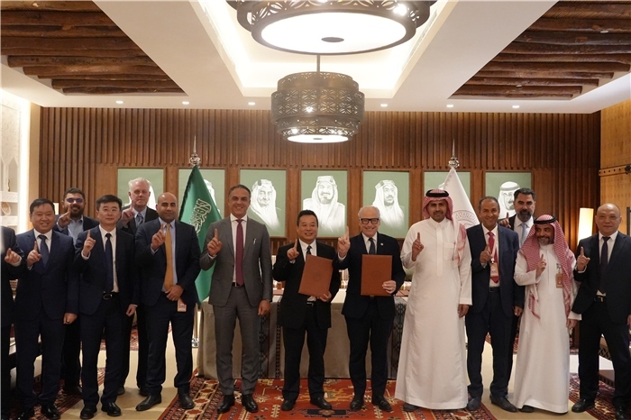 簽約合影。中國(guó)鐵建供圖