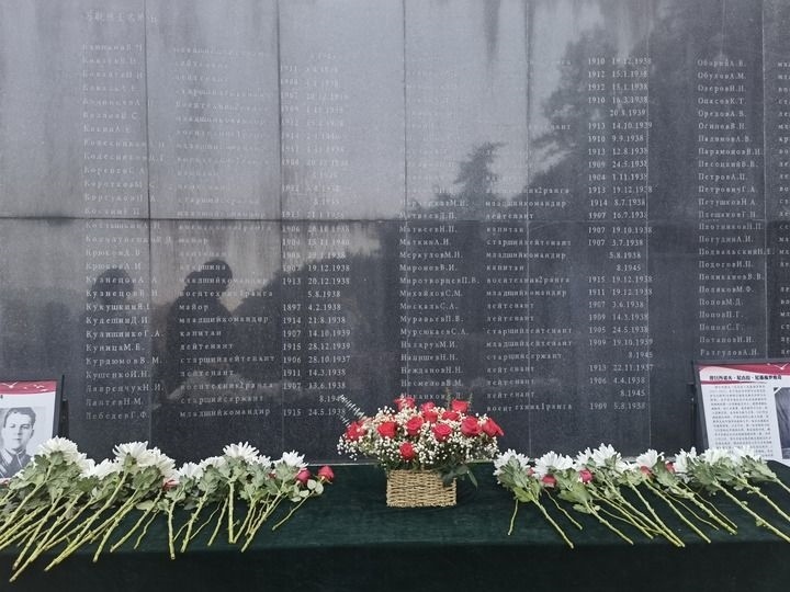 在南京抗日航空烈士紀(jì)念館鐫刻有蘇聯(lián)籍抗日航空英烈名錄的紀(jì)念碑前，擺放著人們獻(xiàn)上的鮮花（2024年11月22日攝）。新華社記者 邱冰清 攝