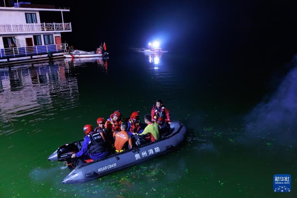 5月5日，救援人員在進(jìn)行搜救。新華社記者 劉續(xù) 攝