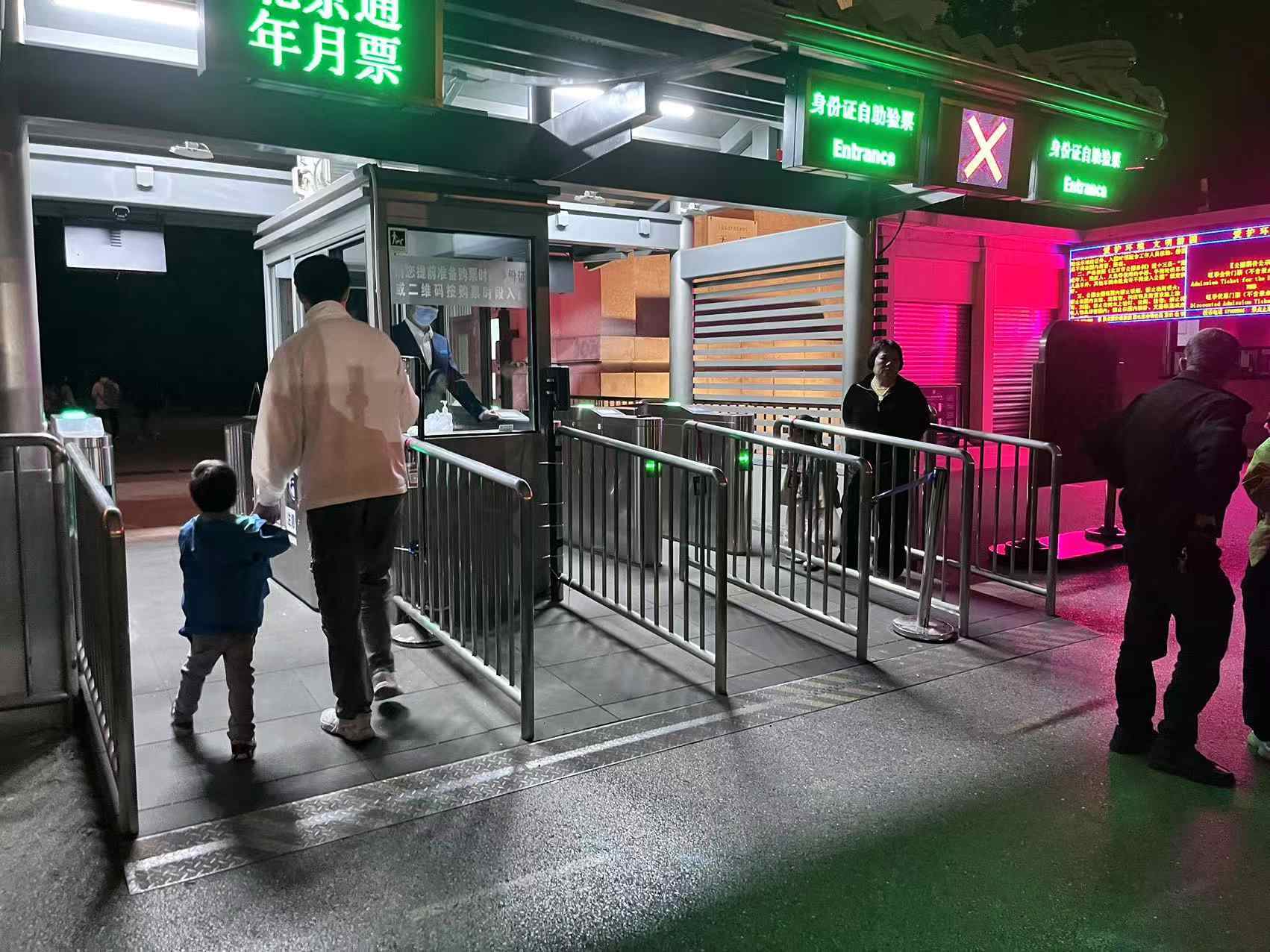 北京天壇公園延長開放時間，游客進入游覽。人民網記者 李楠樺攝