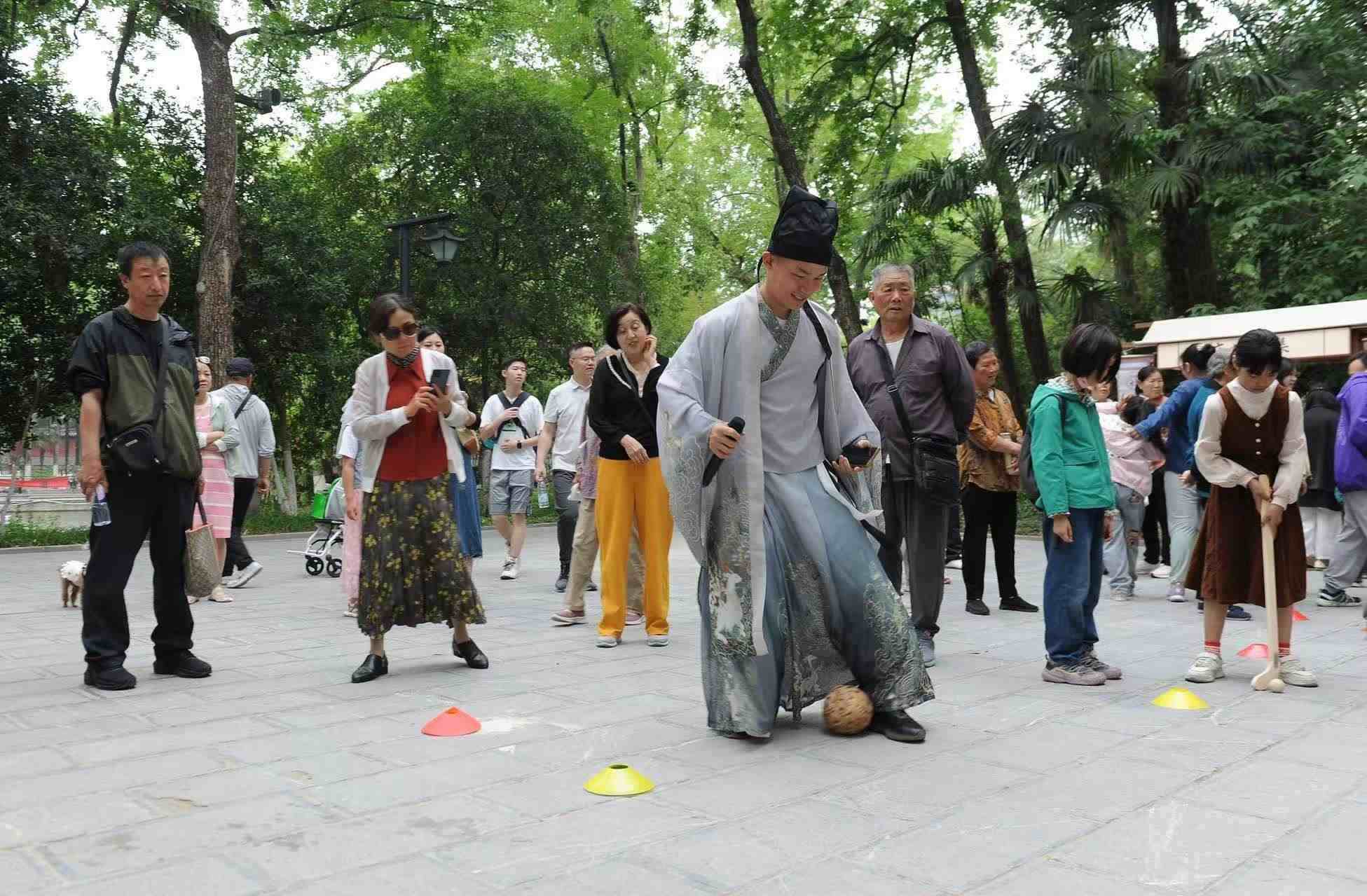 2025年5月3日，安徽省合肥市包公園景區(qū)，游客正在參與“蹴鞠”體育活動(dòng)。（圖片來(lái)源：視覺(jué)中國(guó)）