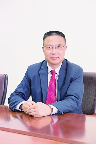 徐飛 教授、博士生導(dǎo)師。歷任上海交通大學(xué)副校長(zhǎng)、西南交通大學(xué)校長(zhǎng)、上海財(cái)經(jīng)大學(xué)常務(wù)副校長(zhǎng)，現(xiàn)任福耀科技大學(xué)常務(wù)副校長(zhǎng)。國(guó)務(wù)院政府特殊津貼專(zhuān)家。先后兼任中國(guó)鐵道學(xué)會(huì)副理事長(zhǎng)，中國(guó)管理學(xué)會(huì)組織與戰(zhàn)略專(zhuān)業(yè)委員會(huì)副主任，教育部高等學(xué)校創(chuàng)新創(chuàng)業(yè)教育指導(dǎo)委員會(huì)副主任，中國(guó)高等教育學(xué)會(huì)創(chuàng)新創(chuàng)業(yè)教育分會(huì)理事長(zhǎng)，中國(guó)高質(zhì)量MBA教育認(rèn)證（CAMEA）工作委員會(huì)副主任，中國(guó)職業(yè)技術(shù)教育學(xué)會(huì)副會(huì)長(zhǎng)等。主要研究領(lǐng)域?yàn)閼?zhàn)略管理、競(jìng)爭(zhēng)戰(zhàn)略與博弈論、創(chuàng)新創(chuàng)業(yè)、跨文化戰(zhàn)略領(lǐng)導(dǎo)力等。出版著作20余部。