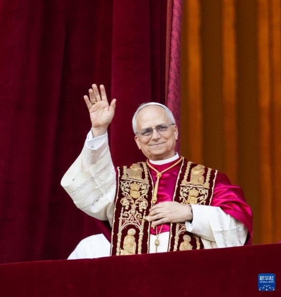 5月8日，在梵蒂岡城，來自美國的樞機主教羅伯特·普雷沃斯特當(dāng)選新一任天主教羅馬教皇后向民眾致意。新華社記者 李京 攝