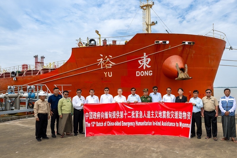 中國駐緬大使館歐陽道冰參贊、仰光省首席部長梭登及緬有關(guān)部門官員出席交接儀式。人民網(wǎng)記者 謝佳君攝