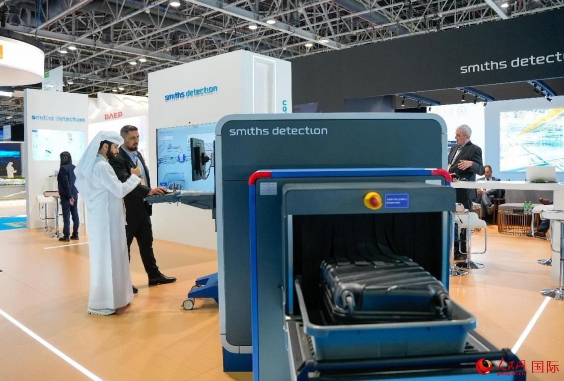 參展商體驗(yàn)安檢設(shè)施。人民網(wǎng)塔里克·易卜拉欣攝