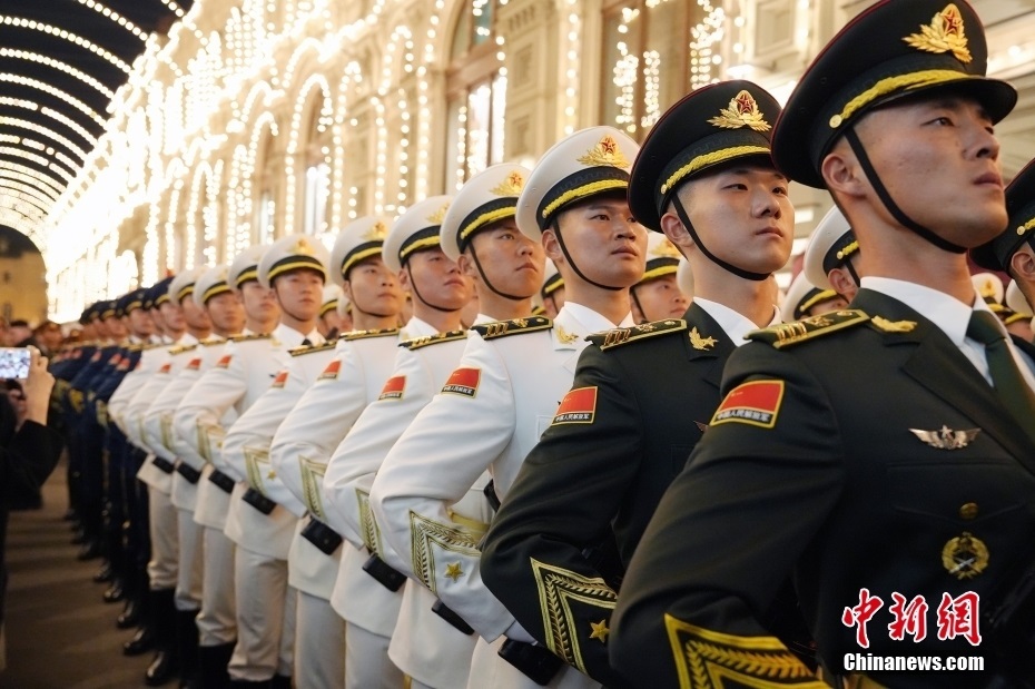 當(dāng)?shù)貢r(shí)間5月3日晚，俄羅斯首都莫斯科，俄羅斯紀(jì)念衛(wèi)國(guó)戰(zhàn)爭(zhēng)勝利80周年閱兵式第二次彩排，中國(guó)人民解放軍儀仗司禮大隊(duì)震撼亮相，受到華僑華人、留學(xué)生和當(dāng)?shù)孛癖姛崃覛g迎。中新社記者 田冰 攝