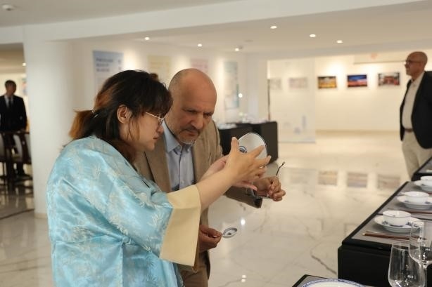 摩洛哥民眾在觀察中國瓷器。拉巴特中國文化中心供圖