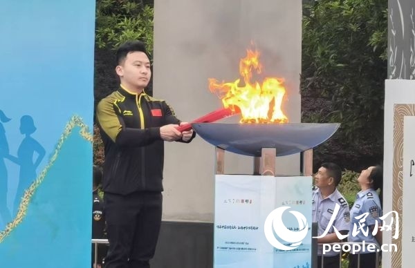 在活動(dòng)開(kāi)幕式上，馮喆點(diǎn)燃火炬。人民網(wǎng)記者 楊磊攝