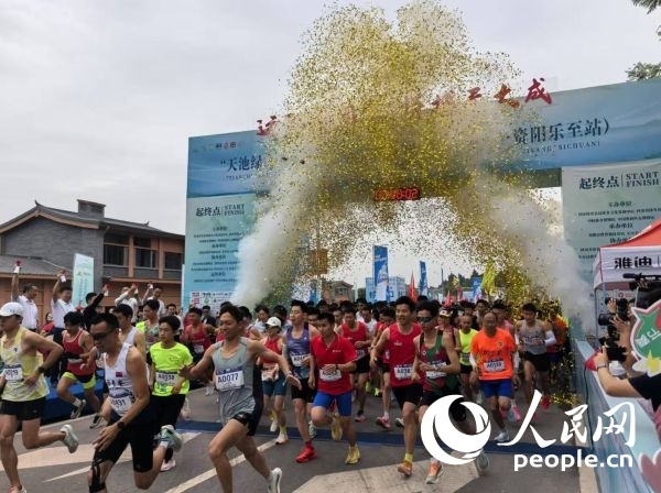 全民健身跑參賽選手沖出起點(diǎn)。人民網(wǎng)記者 楊磊攝