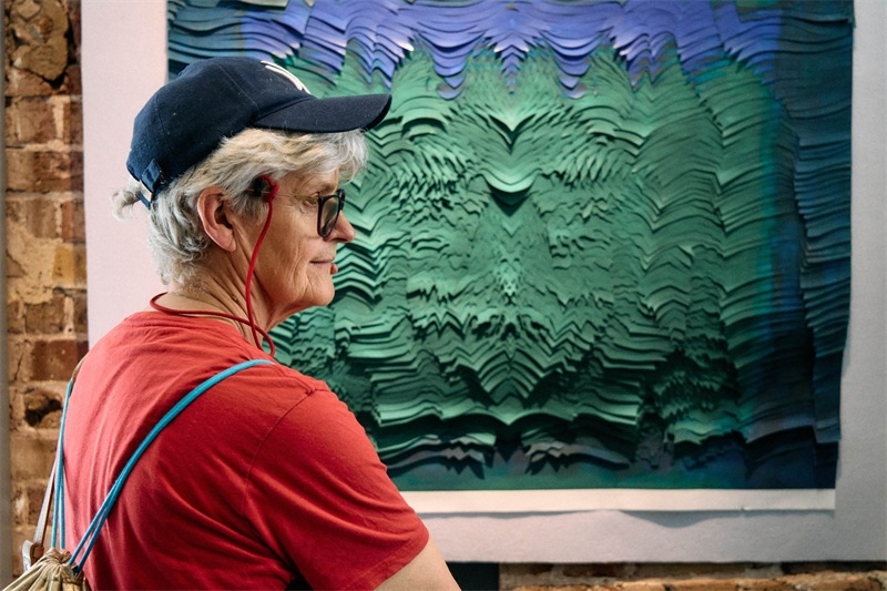 英國嘉賓在倫敦手工周中國館展出作品前駐足。楊浩鵬攝