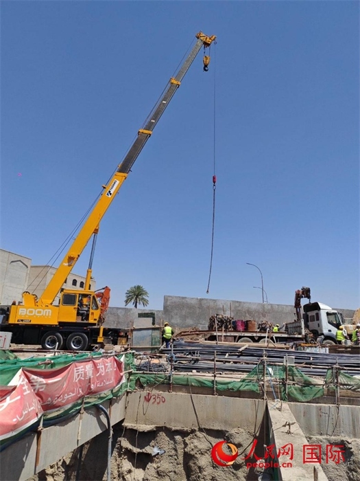 工人在進行五號隧道施工。人民網(wǎng)記者管克江攝