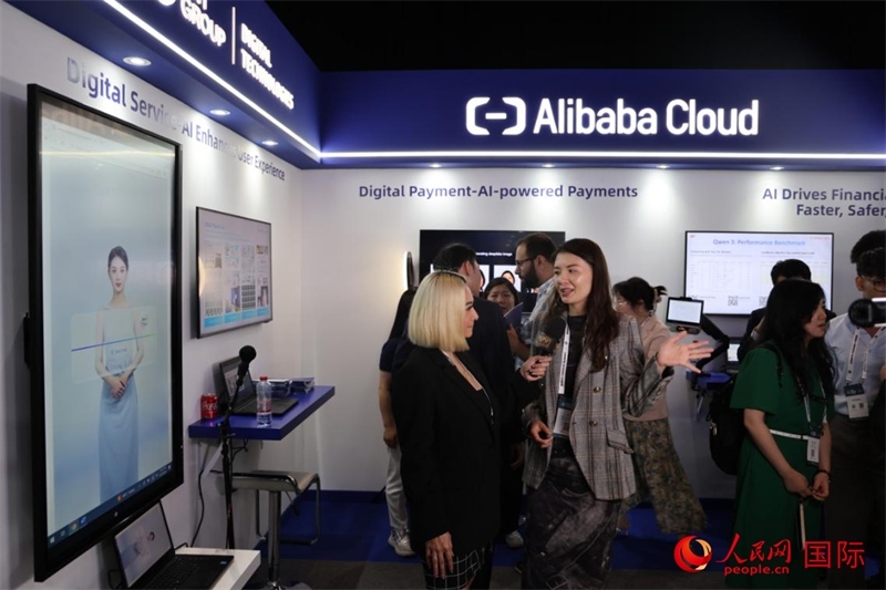 當(dāng)?shù)孛襟w在2025迪拜金融科技峰會(huì)的一家中資企業(yè)展廳采訪，張志文攝