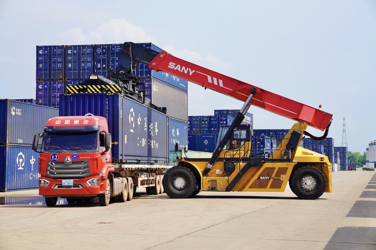 在中老鐵路萬象南鐵路貨運口岸站，起重機正在吊裝集裝箱。劉瑩嘉攝