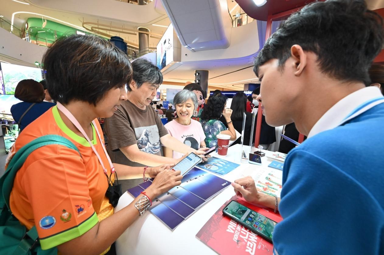 游客在航空公司展臺前了解機票優(yōu)惠活動。主辦方供圖