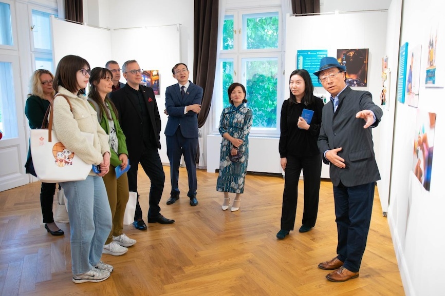 藝術(shù)家李守白現(xiàn)場(chǎng)導(dǎo)覽。圖片由布達(dá)佩斯中國(guó)文化中心供圖