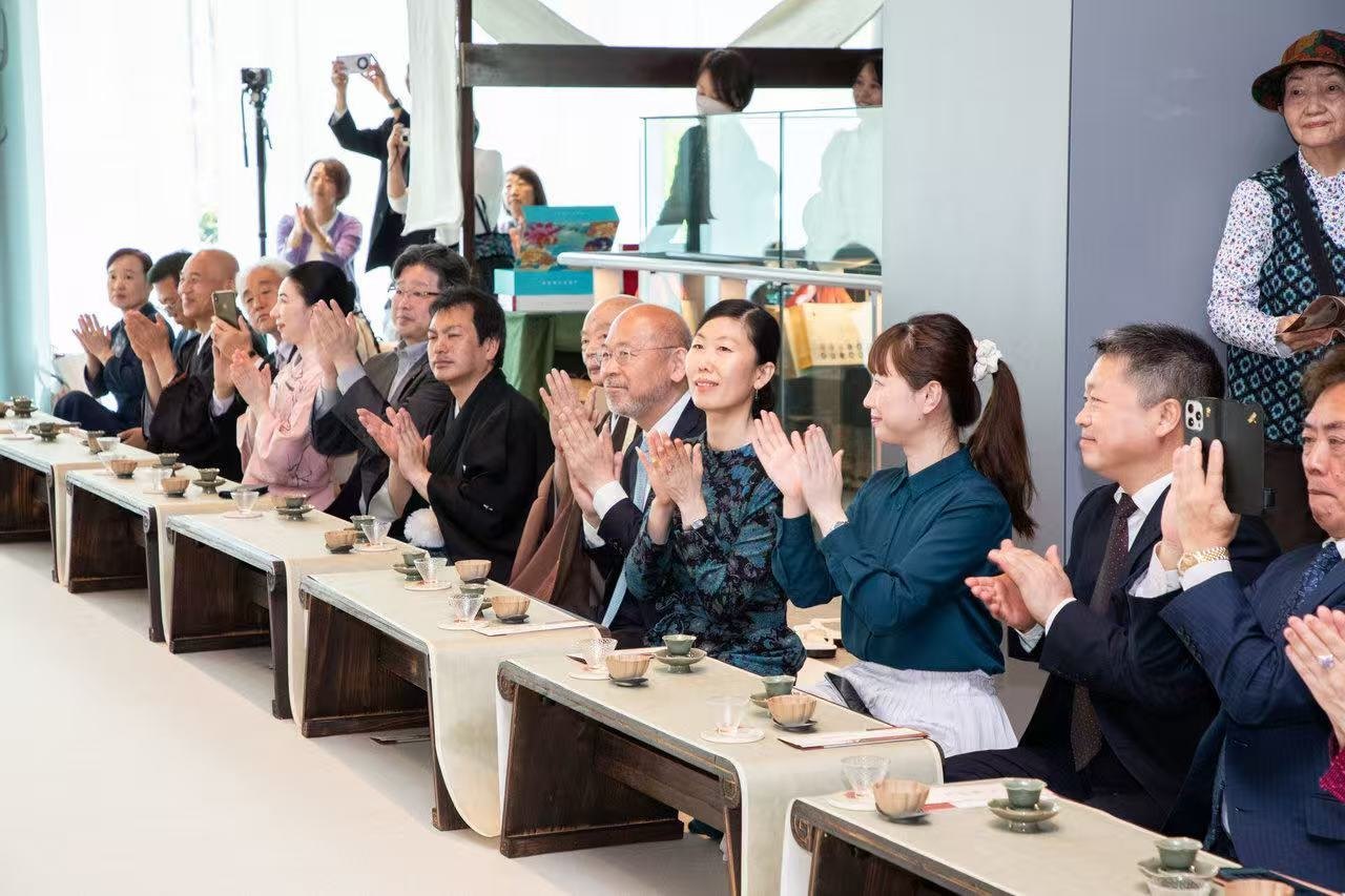 中日兩國(guó)文旅界、各茶道流派嘉賓出席開幕式。中國(guó)駐大阪旅游辦事處供圖