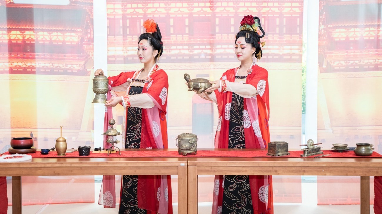 法門寺地宮出土文物一比一復(fù)刻的宮廷茶器。中國(guó)駐大阪旅游辦事處供圖