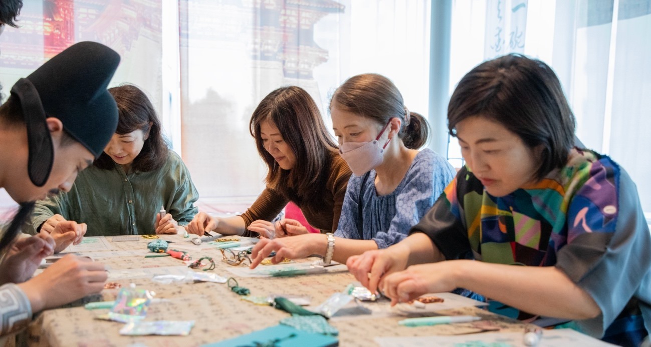 客人體驗(yàn)制作綠松石銅牌。中國(guó)駐大阪旅游辦事處供圖