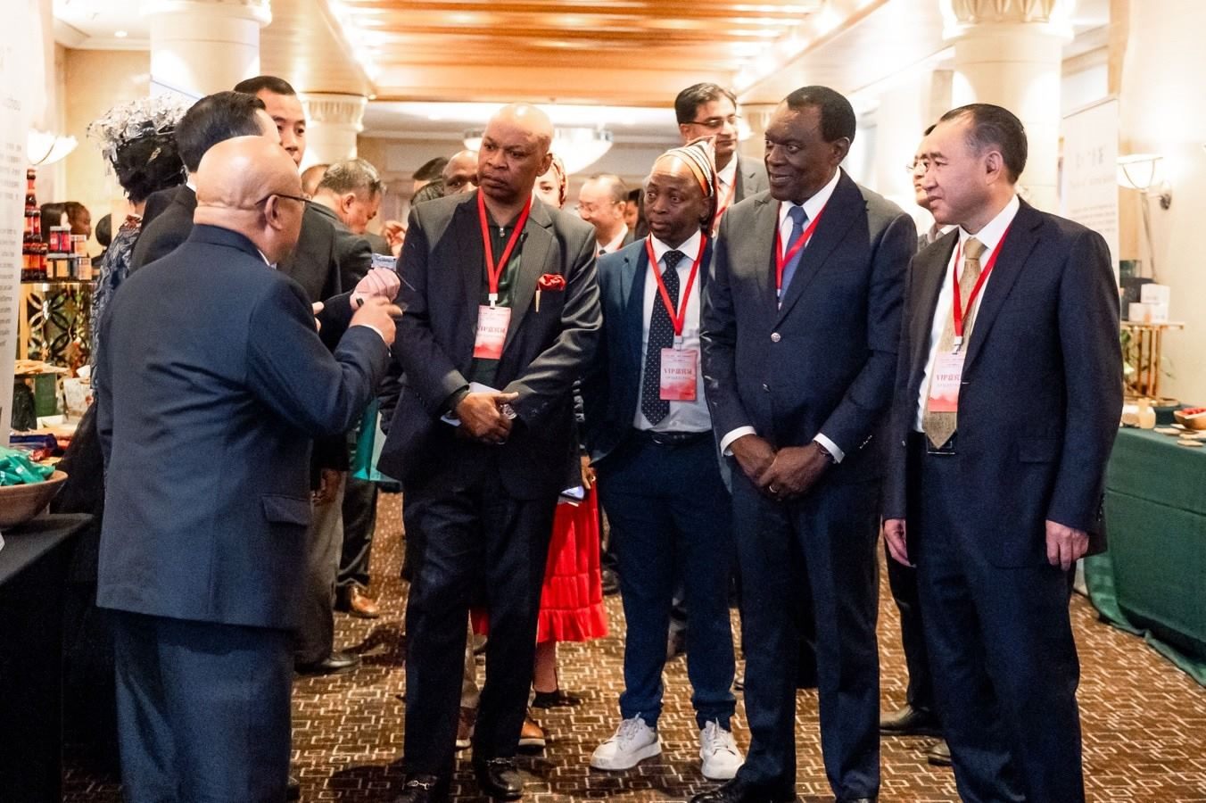 與會嘉賓走訪展臺。南非貴州商會供圖