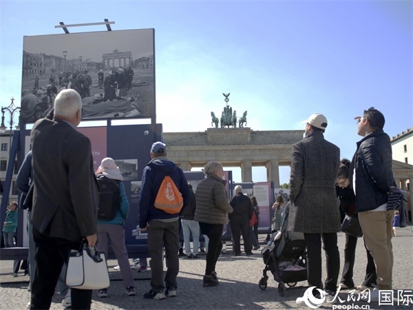 圖為勃蘭登堡門(mén)前，市民們?cè)趨⒂^歷史圖片展。人民網(wǎng) 肖晶攝