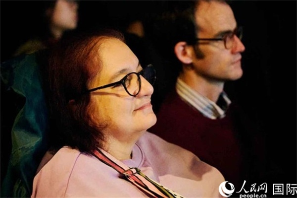 英國觀眾觀看巡展影片。楊浩鵬攝