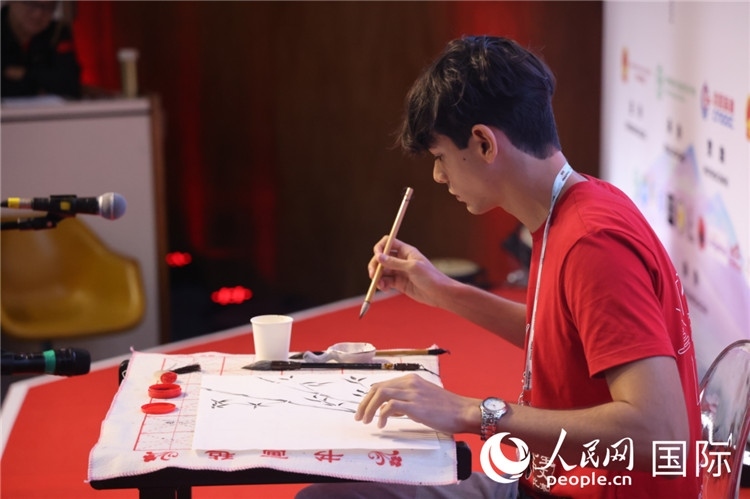 2025年“漢語橋”巴西賽區(qū)決賽的“才藝展示”環(huán)節(jié)，一名參賽者正在繪畫。人民網(wǎng)記者 時元皓攝