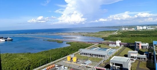 這是5月18日拍攝的紅樹林環(huán)繞的爪哇7號燃煤電站。記者 曹凱 攝