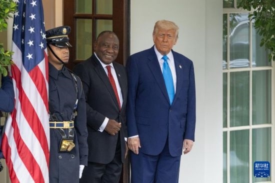 5月21日，美國總統(tǒng)特朗普（右）在華盛頓白宮迎接到訪的南非總統(tǒng)拉馬福薩（中）。新華社記者 胡友松 攝