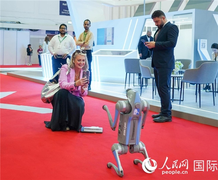 與會嘉賓被中企機(jī)器人吸引。人民網(wǎng) 塔里克·易卜拉欣攝