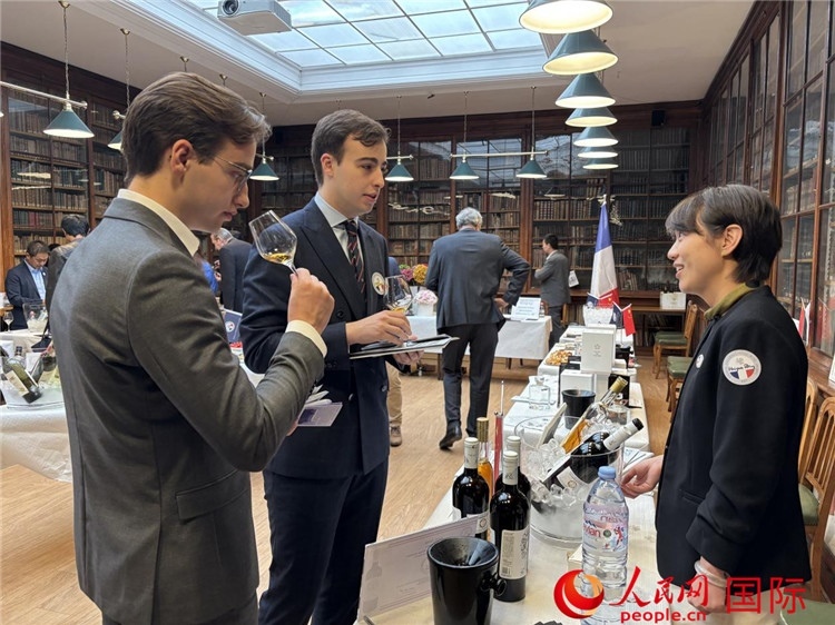 法國(guó)嘉賓與參展云南企業(yè)代表交流。人民網(wǎng)記者 于超凡攝