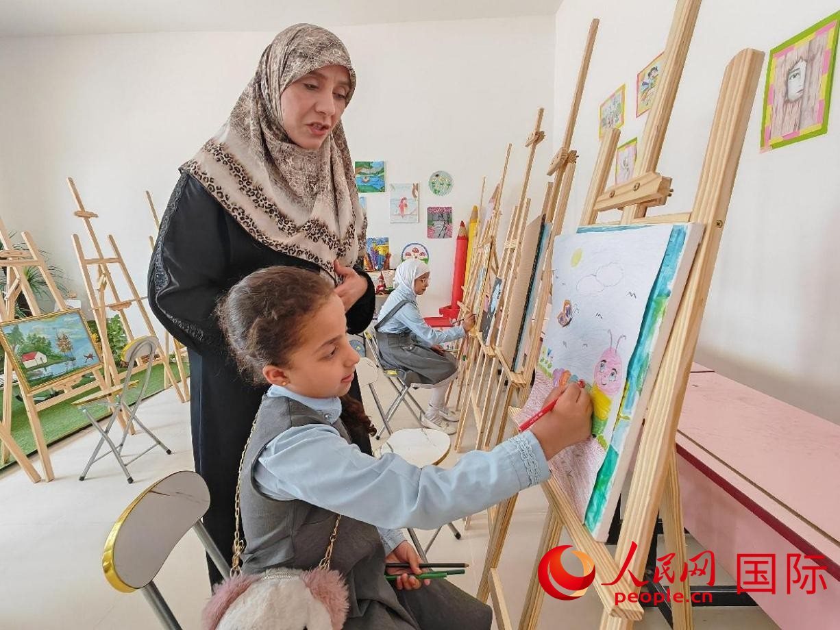 阿爾穆塔?阿里卡特國際學(xué)校的學(xué)生在美術(shù)室上課。人民網(wǎng)記者 管克江攝