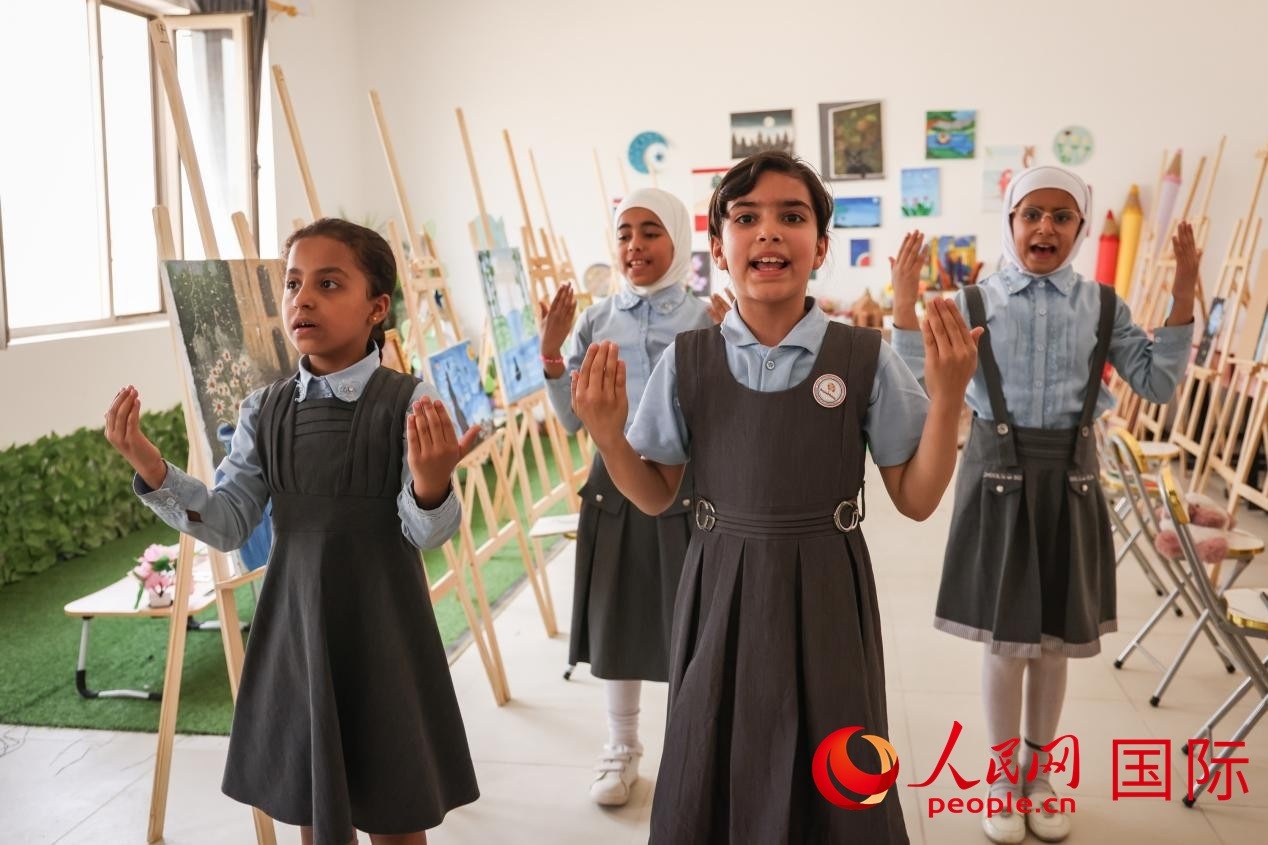 阿爾穆塔?阿里卡特國際學(xué)校的學(xué)生表演舞蹈。人民網(wǎng)記者 薛丹攝