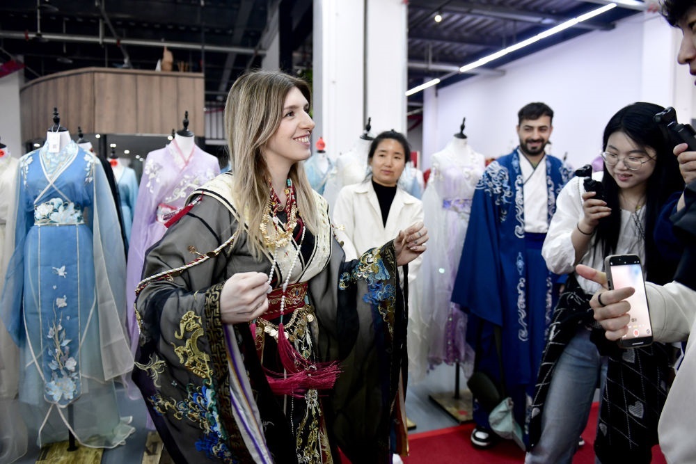 2025年4月8日，參加曹縣漢服文化節(jié)的意大利嘉賓卡米拉在試穿漢服。新華社記者郭緒雷 攝