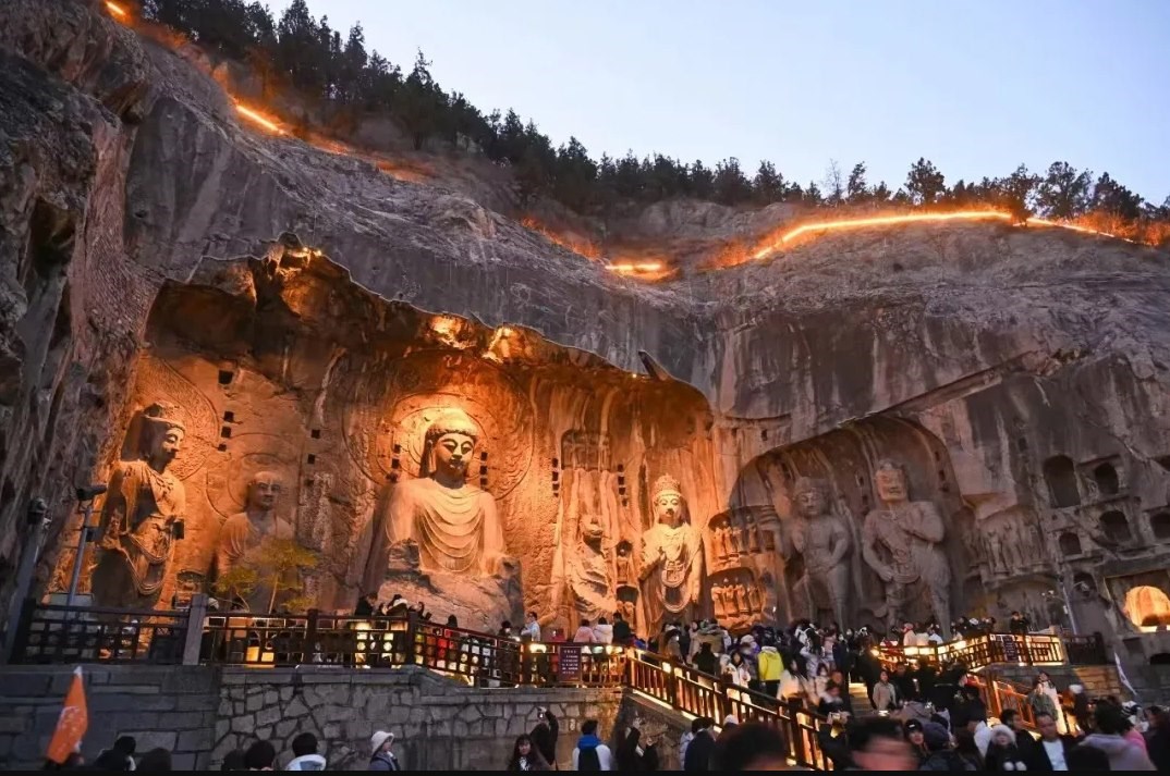 游客在龍門石窟參觀游覽。