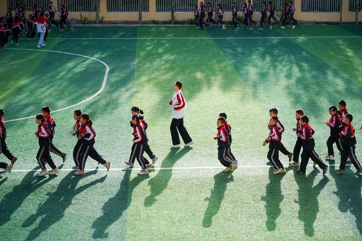 2025年4月24日，在新疆克州阿圖什市哈拉峻鄉(xiāng)謝依特小學(xué)，支教教師帶領(lǐng)學(xué)生晨跑。新華社記者 徐宏巖 攝