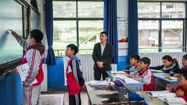 2024年11月21日，在地處烏蒙山區(qū)的貴州省六盤水市水城區(qū)亮巖小學(xué)，學(xué)生在供暖的教室內(nèi)學(xué)習(xí)。新華社記者 陶亮 攝