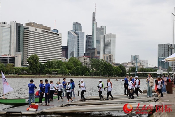 來自美國的快樂龍舟隊(duì)選手們正在登船準(zhǔn)備參賽。人民網(wǎng)記者 劉仲華攝