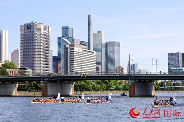 龍舟賽隊(duì)伍奮力揮槳、破浪前行。人民網(wǎng) 依琳攝