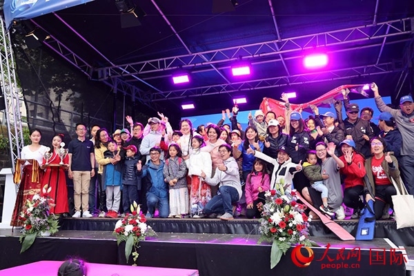 獲獎選手們上臺領(lǐng)獎并合影留念。人民網(wǎng)記者 劉仲華攝