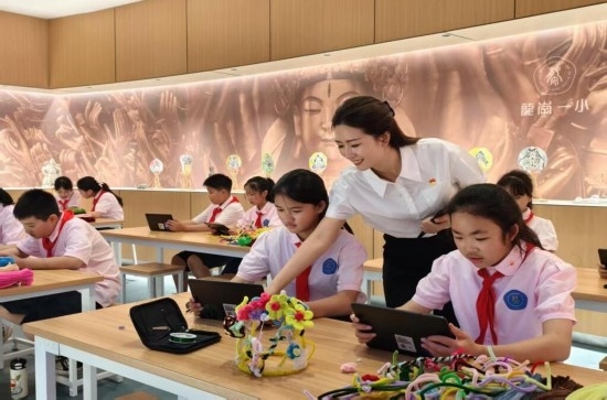 龍崗一小學(xué)生正在學(xué)習(xí)“發(fā)現(xiàn)石刻之美”華蔓花冠課程。