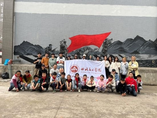 “行動中的課堂：探尋茶馬古道紅色印記”工作坊與當(dāng)?shù)匦W(xué)生共同創(chuàng)作主題壁畫。