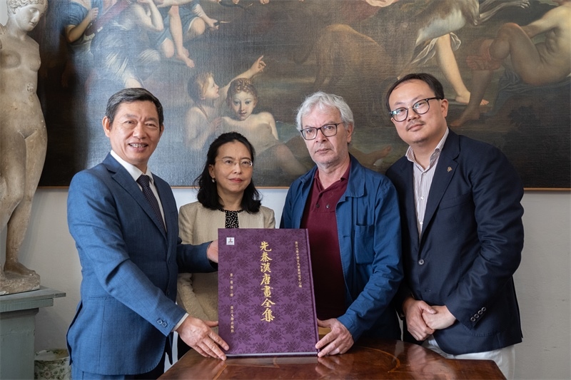 圖片說明：捐贈儀式現(xiàn)場。 張錫琪攝