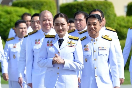 2024年9月7日，泰國(guó)總理佩通坦·欽那瓦（前中）及新一屆內(nèi)閣成員在位于首都曼谷的總理府與媒體見(jiàn)面。新華社發(fā)（拉亨攝）