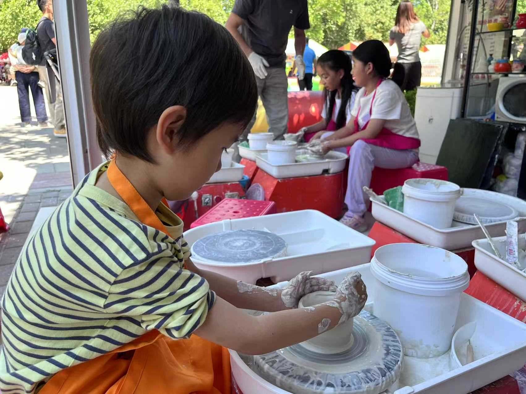 “小”游客在體驗陶藝制作。人民網(wǎng)記者 李楠樺攝