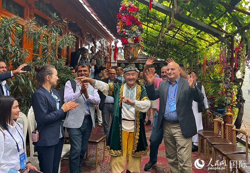 5月24日，外國媒體人在伊寧市喀贊其民俗旅游區(qū)參觀體驗。 人民網記者 翟轉麗攝