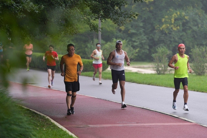 2024年7月14日，市民在北京中軸線延長線上的奧林匹克森林公園運動鍛煉。