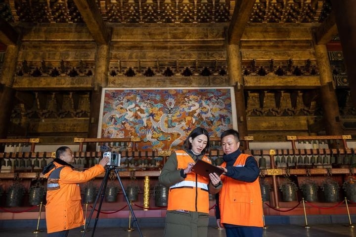 北京市測繪設(shè)計研究院團隊在太廟測繪（2023年2月19日攝）。2020年9月起，北京市測繪設(shè)計研究院的技術(shù)團隊開展了北京中軸線遺產(chǎn)點實地測繪，從文物保護、環(huán)境整治、文物騰退等方面為北京中軸線申遺提供空間數(shù)據(jù)底板。