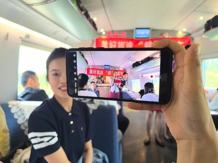 在活動中，旅客紛紛舉起手機拍攝。顏笑攝