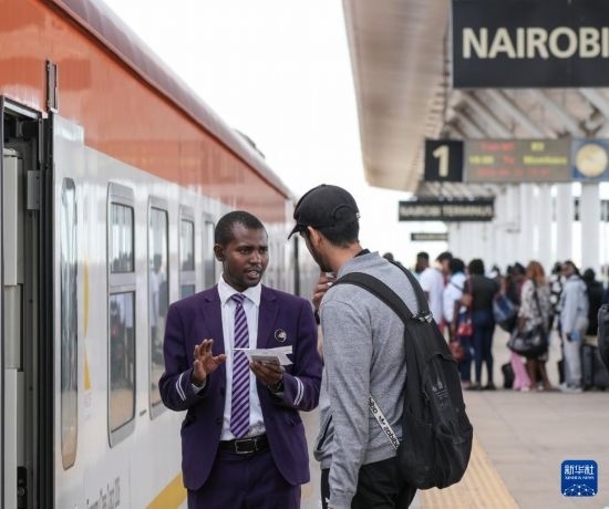 5月31日，在蒙內(nèi)鐵路內(nèi)羅畢站，乘務(wù)員為乘客檢票。新華社記者 李亞輝 攝