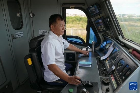 5月31日，在蒙內(nèi)鐵路內(nèi)羅畢站，機(jī)車駕駛員蔣立平在即將開往蒙巴薩的E2次列車上進(jìn)行準(zhǔn)備工作。新華社記者 楊光 攝